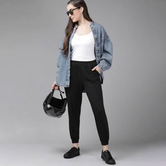 https://www.weavestyle.in/products/women-black-solid-straight-fit-cropped-joggers