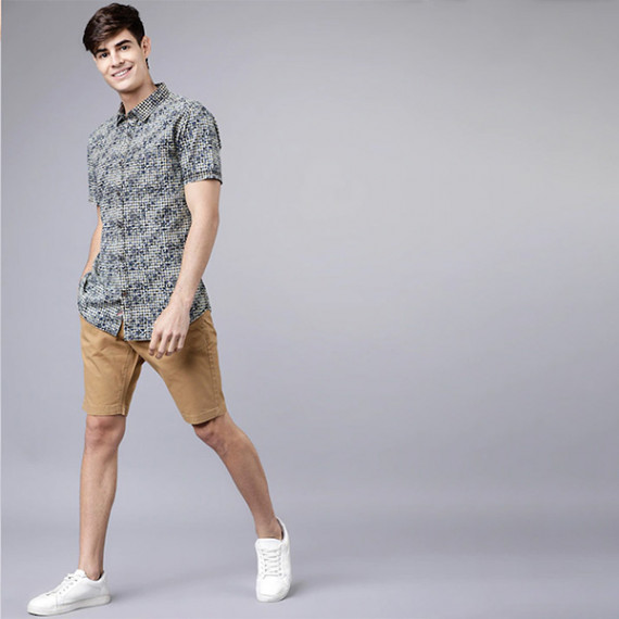 https://www.weavestyle.in/products/men-khaki-solid-slim-fit-regular-shorts